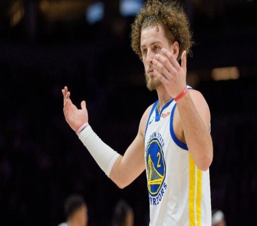 勇士慘敗馬刺！三首發(fā)齊發(fā)揮卻空砍，波杰主導(dǎo)敗局，三將狂鐵！