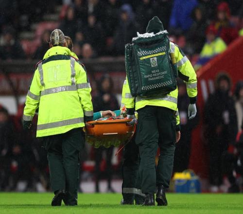 世界杯夢碎33歲日本隊長被擔架抬下+掩面落淚重傷后仍起身防守