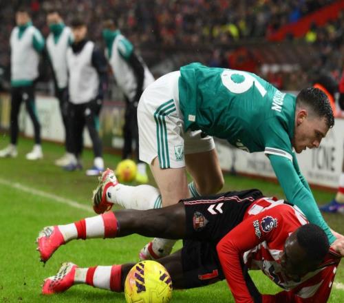 衛(wèi)冕冠軍險(xiǎn)勝，英超爭(zhēng)四格局大亂：曼聯(lián)優(yōu)勢(shì)微弱，領(lǐng)先利物浦3分