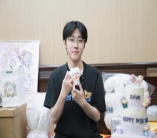 NIP發布Zhuo生日返圖：吹蠟燭，許心愿，開啟奇妙的新一歲