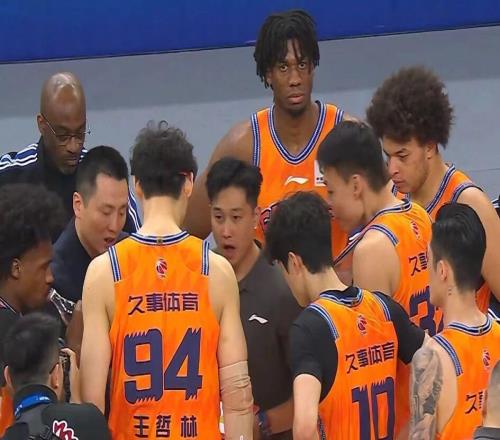 再次奪冠！上海男籃20分大勝山西，劉錚24+6洛夫頓25+8，白邊兇猛