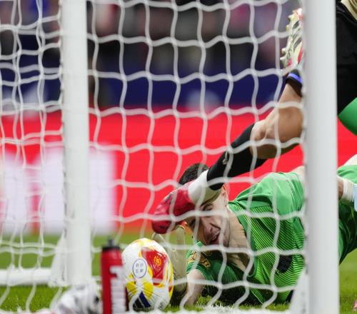 巴薩和馬競都曾擔憂場地條件，開場不久后霍安便停球失誤丟球