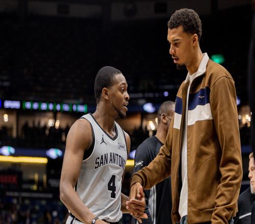 福克斯舍身取義助攻隊伍文班受傷他化身戰(zhàn)斗英雄_NBA直播