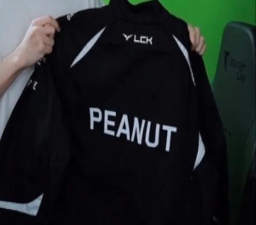 S7已過去太久小花生收到并且穿上印有"Peanut"ID的T1隊服