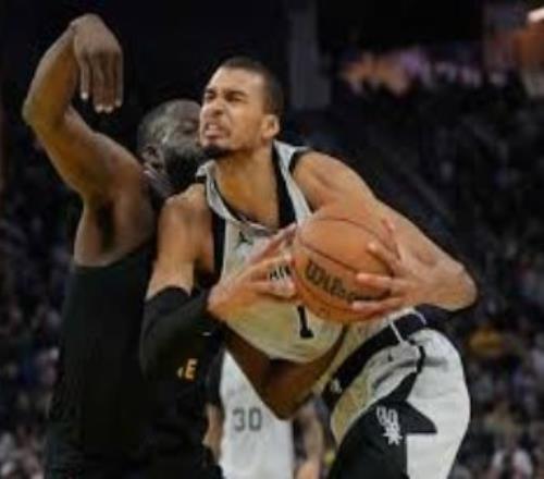 馬刺戰(zhàn)勝勇士，文班成功超越追夢_NBA直播