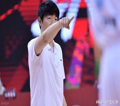 季軍到手，邱彪?yún)s笑不出來，山東男籃終于等來“敢罵人的教練”