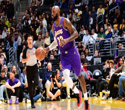 狂勝20分！湖人三殺獨行俠，詹姆斯一戰連創9大神跡，2大悍將傷退