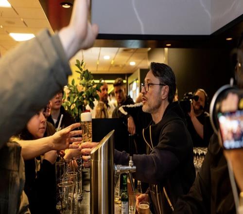 多特舉辦球迷招待會，科瓦奇親自給球迷接啤酒