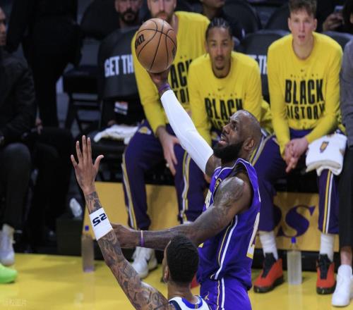 湖人勝獨行俠，詹姆斯創3大第一神跡，前無古人！海斯比艾頓好用