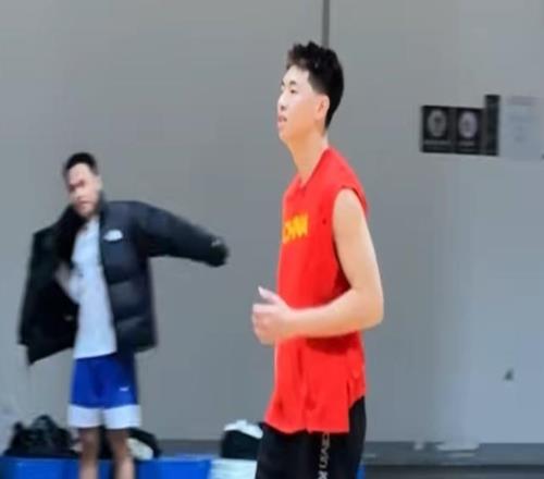 崔永熙回家鄉(xiāng)！做公益走進(jìn)校園，打野球身體狀況變好，即將復(fù)出了