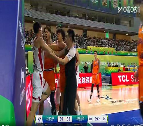 罕見！山西6人被罰下場，專家：比賽沒啥意思，但是沖突挺有意思