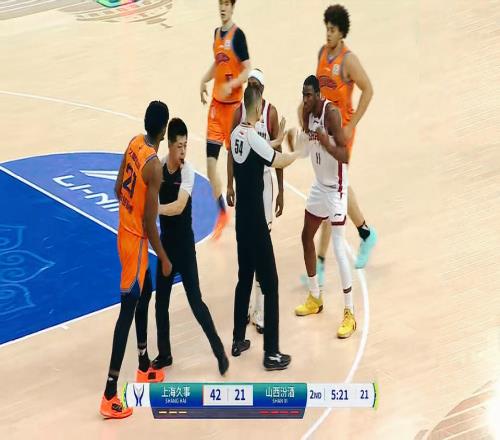 決賽變鬧劇！多次爆沖突，CBA杯決賽：上海衛(wèi)冕，山西6人5犯罰下