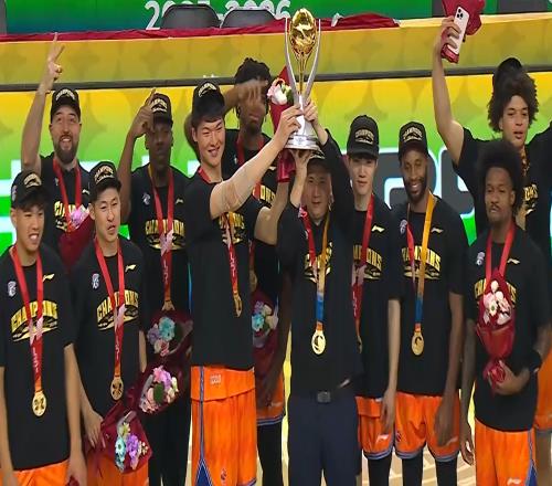 200萬獎金到手！上海隊蟬聯冠軍，洛夫頓MVP王哲林笑得很開心