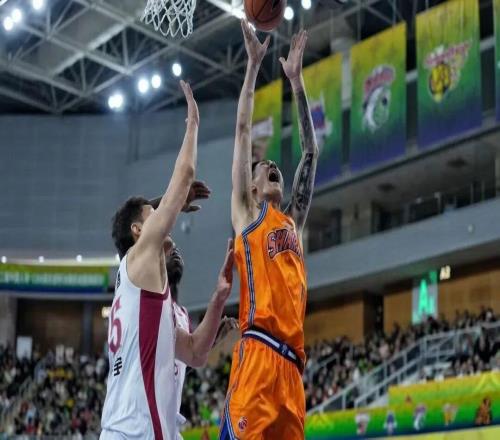 上海男籃11494戰勝山西隊，衛冕CBA俱樂部杯冠軍