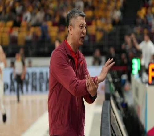 中國男籃沖擊2連勝！郭士強啟用雙塔，徐昕上演首秀，央視直播