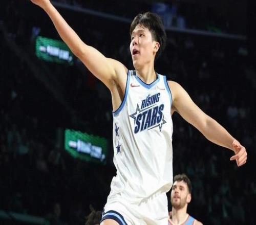 打開心了，楊瀚森出場8分鐘，5投4中拿到10分2板