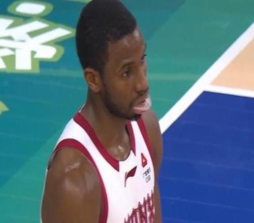 垃圾時間狂刷14分！迪亞洛前三節(jié)10中1惹爭議與白邊釀造沖突吃T