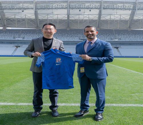 阿聯(lián)酋沙迦副酋長率團拜訪上海申花，申花方面贈送球衣+簽名足球