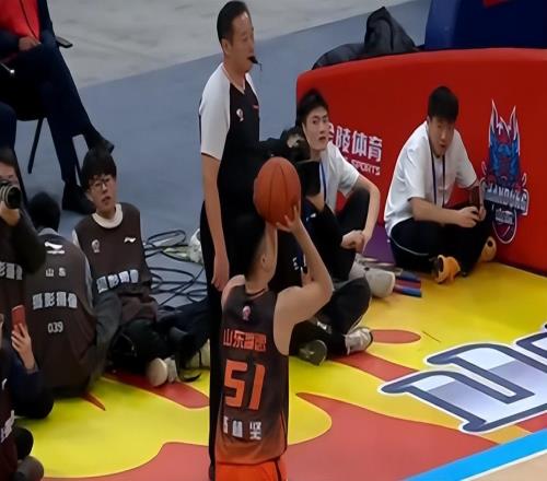 瓊斯驗貨成功，克里斯回國治傷，鮑威爾離隊，山東男籃新外援確定