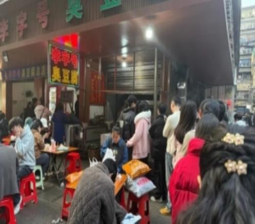 Xun分享排隊買臭豆腐動態(tài)：排個隊吧有點火