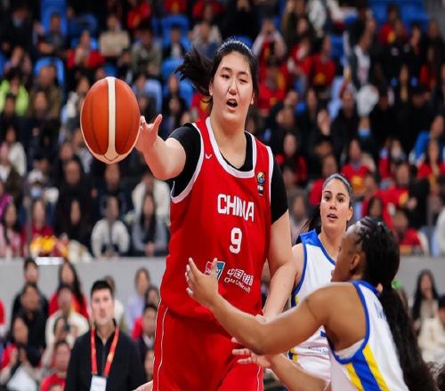 30分鐘15中13！張子宇無愧女籃核武18歲2.26米宮魯鳴用心呵護(hù)