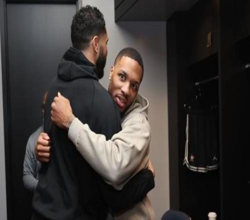 利拉德:我一直和塔圖姆交流他唯一關心的是做回自己