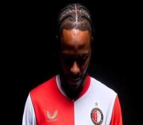 開啟生涯新篇章，斯特林曬身披費(fèi)耶諾德戰(zhàn)袍照