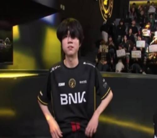 戰(zhàn)勝T1后BFX下路選手Diable比出經(jīng)典慶祝手勢(shì)