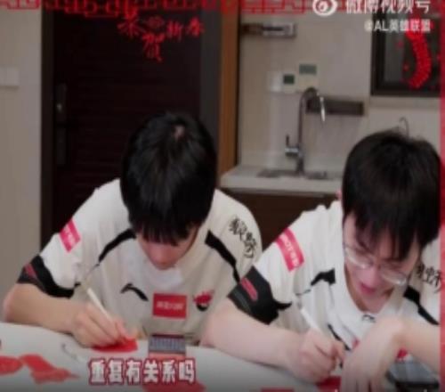 AL分享隊(duì)員手寫新年祝福：祝大家馬年平安順?biāo)?，吉祥如? loading=