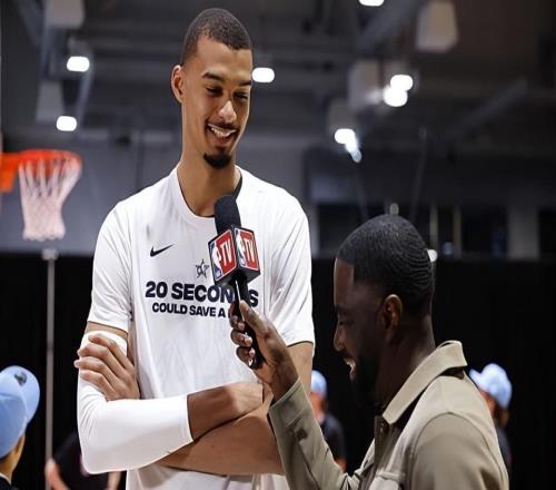 馬刺內(nèi)線球星：勒布朗非常聰明，我們能從他身上學(xué)到很多東西