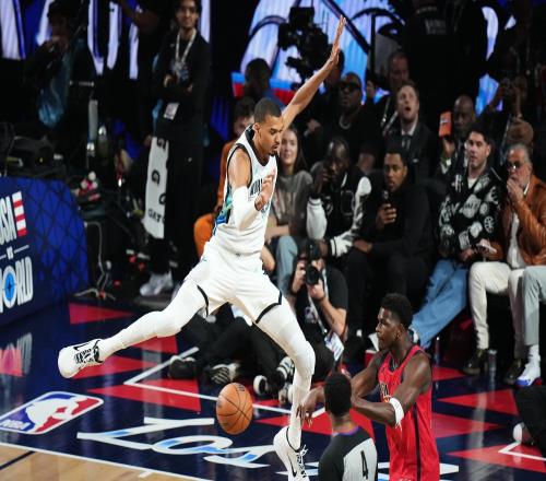 必須真打！文班開場轉身暴扣+三分，隨后又飛身干擾對手投籃