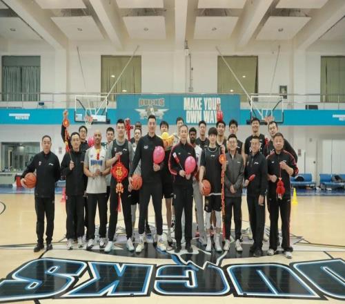 北京首鋼籃球俱樂部給大家拜年啦！