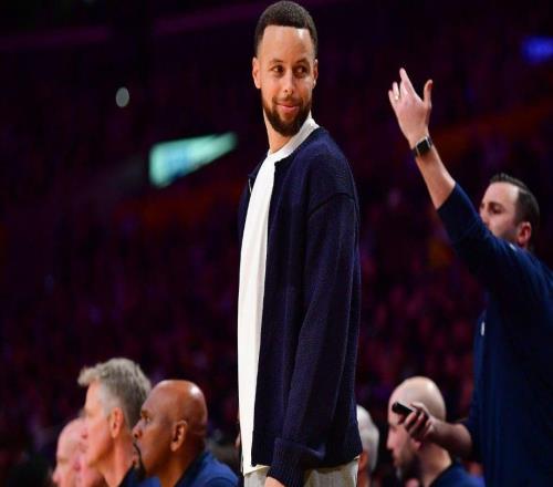 勇士斯蒂芬庫里在全明星賽前于NBC的NBA直播間投籃，技驚四座