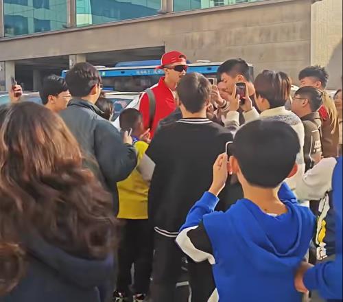 溫馨！廣東隊(duì)外援逛街，被一堆球迷圍著簽名，真的簽不完