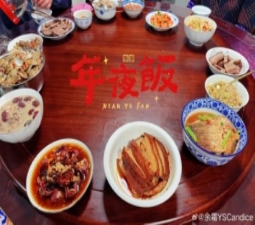 余霜曬照：超級(jí)有年味的新春！大人小孩們站一排放煙花