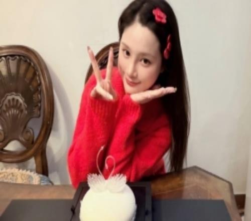 姿態妻子分享新年照片：謝謝閨閨們昨天的祝福愛鼠你萌了