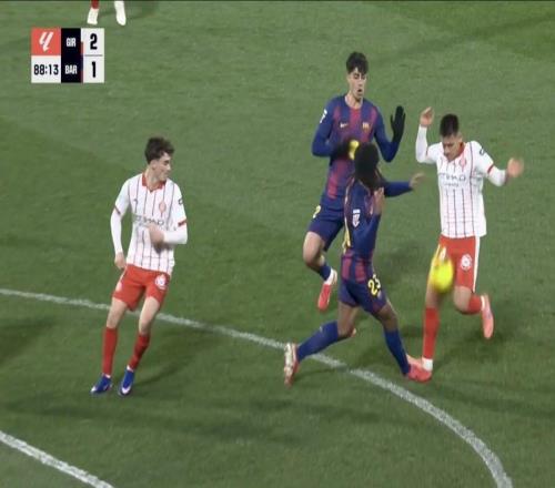 有爭議，赫羅納球員帶球進攻踩踏孔德腳踝，進球后var無表示