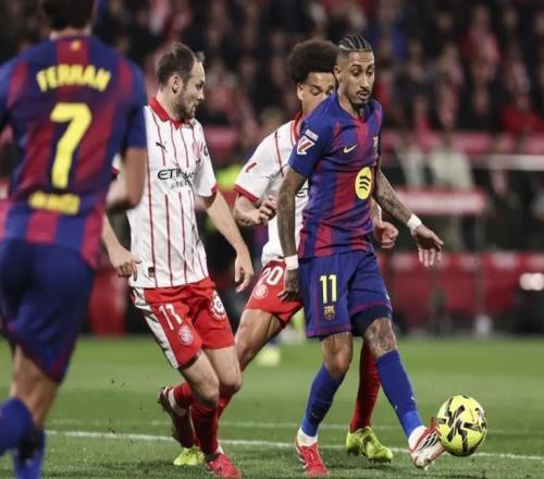 巴薩中柱失點+被絕殺！1比2遭赫羅納逆轉(zhuǎn)，皇馬笑納大禮登頂西甲