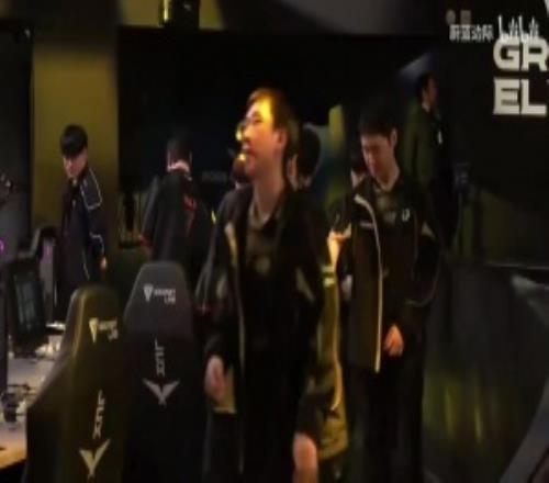 好一個雞蛋配剩飯！蔚藍邊際發布HLE淘汰單曲《刀馬蛋》