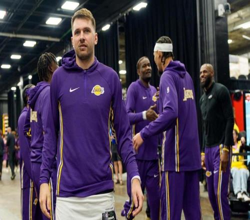 盡管全明星賽前戰(zhàn)績好，但湖人本賽季表現(xiàn)卻比史上大多數(shù)球隊(duì)怪異