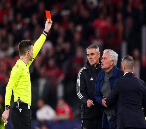 隨著尤文25慘敗+皇馬10本菲卡！歐冠附加賽穆帥紅牌，巴黎逆轉