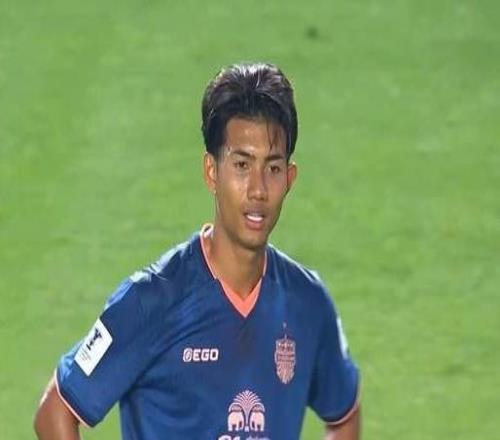 02，申花亞冠僅取得1勝，拉唐紅牌罰下全靠37歲的吳曦?fù)纹疬M(jìn)攻