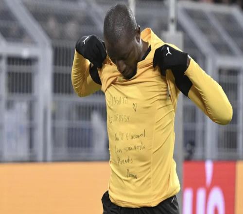 悼念親屬，吉拉西的內(nèi)襯上寫著“愿他在廣闊的天堂里歡迎你”