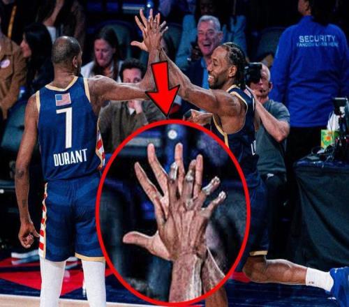 小卡與杜蘭特手掌對比驚人！看起來相當于KD兩倍大歷史排名第9