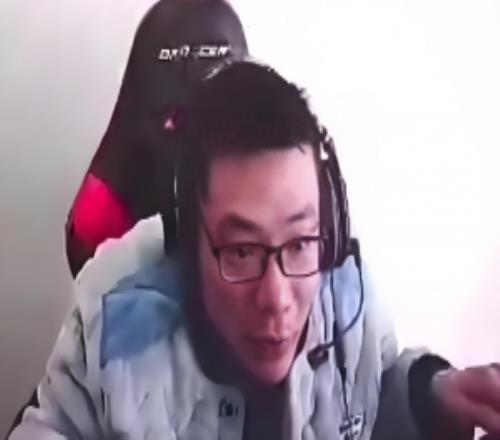 逆天！5090跑2K卡飛直播間7W人大司馬8萬元電腦被抖音提醒：當前性能過低！