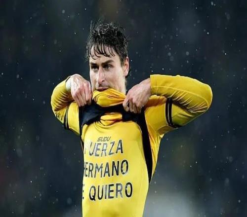 戰槍手破門，狼隊球員布埃諾將進球獻給了遭遇ACL重傷的弟弟