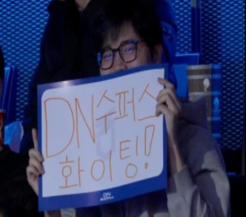 給曾經(jīng)的老東家加油LCK曬照：Calix和BuLLDoG來到現(xiàn)場看比賽