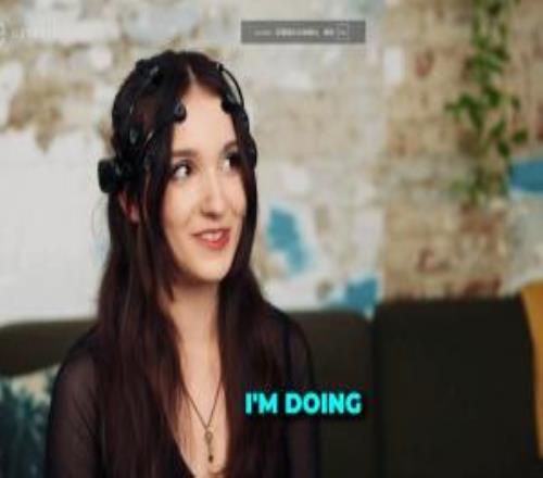 外網女主播讓別人用游戲手柄控制自己結果被刺激到不能走直線