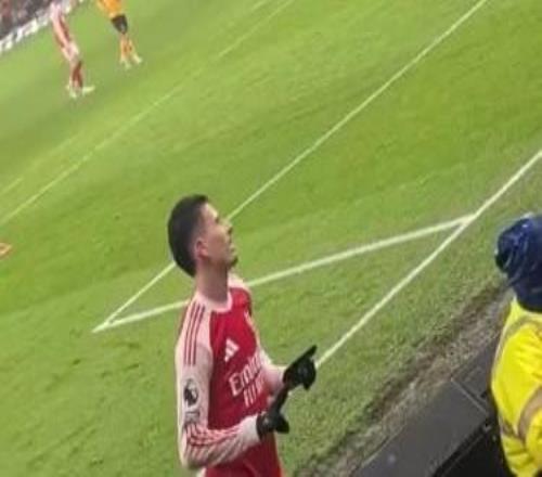 馬丁內利在領先時對看臺的狼隊球迷比21的手勢，最終被絕平