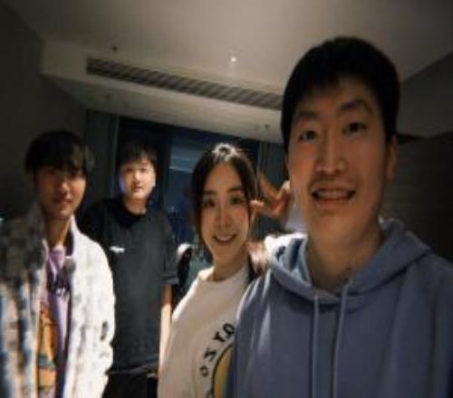 管澤元余霜夫妻曬出照片：在江西與YagaoKnight一起打LOL組排